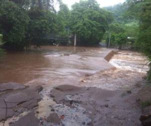 Rio Suquiapa aumenta de caudal en San Pablo Tacachico, El Salvador. Foto cortesía Twitter Protección Civil