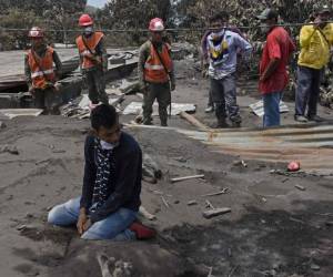 La práctica las tareas de rescate están suspendidas desde la tarde del miércoles por lo inestable del terreno debido a las fuertes lluvias y porque aún existe material caliente en el área devastada. Foto: Agencia AFP