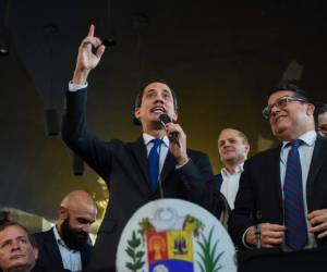 El líder de la oposición venezolana, Juan Guaido (C), habla durante una conferencia de prensa, acompañado por legisladores y simpatizantes de la oposición, en el teatro El Hatillo en Caracas, el 7 de enero de 2020. Foto: Agencia AFP.