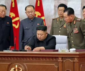 Corea del Norte discutió nuevas políticas para aumentar su 'disuasión de guerra nuclear' durante una reunión militar presidida por el líder Kim Jong Un, informó la agencia estatal de noticias KCNA. Foto: Agencia AFP.
