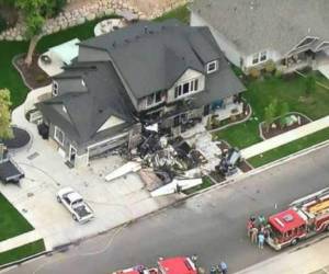 El hombre estrelló la avioneta contra la vivienda en Estados Unidos.
