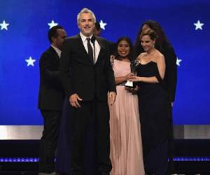 Alfonso Cuarón recibió el premio junto a su elenco de Roma. Foto: Agencia AFP