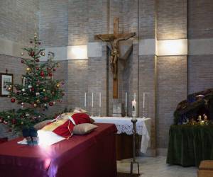 El papa Benedicto XVI en el interior de la capilla del monasterio Mater Ecclesiae.