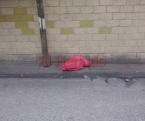 La víctima estaba en el interior de un saco rojo. Foto Estalin Irías| EL HERALDO