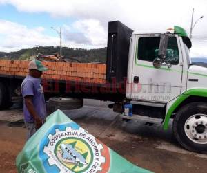 Se desconoce la identidad de los heridos quienes se transportaban en este camión. Foto: Efraín Salgado/El Heraldo.