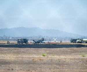 Avión de combate se estrella en base militar de California; piloto logra sobrevivir