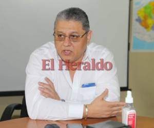 Gerardo Martínez, subdirector del RNP, mientras era entrevistado por EL HERALDO grabó el diálogo con su celular. (Foto: El Heraldo Honduras)