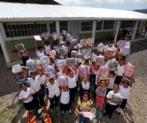 En la Escuela El Zurzular, más de 20 estudiantes recibieron un kit escolar. Fotos: David Romero/EL HERALDO