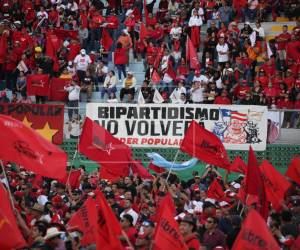 En horas de la tarde de este domingo, el estadio Chochi Sosa, ubicado en la Villa Olímpica de Tegucigalpa, se pintó de rojo y negro con las banderas y pancartas de Libre, ante la convocatoria de movilización para ese día. Así se vivió el ambiente y el discurso de la candidata presidencial.