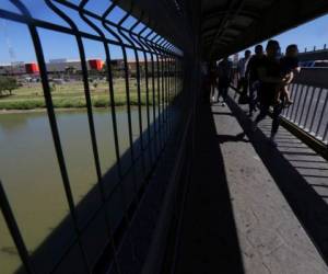 En esta imagen del 18 de julio de 2019, personas caminan de regreso a México sobre el Puente Internacional 1 Las Américas, un puerto legal de ingreso que conecta a Laredo, Texas, con Nuevo Laredo, Tamaulipas, México. Foto: Agencia AP.