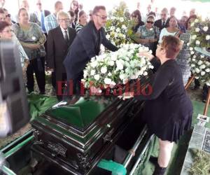 Políticos, empresarios, amigos y familiares de Chong Wong llegaron al cementerio para darle el último adiós. Foto: Álvaro Mejía/EL HERALDO