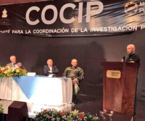 El fiscal general Óscar Chinchilla al momento de explicar los alcances del Manual a las autoridades.