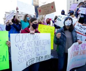 Los padres señalan que las escuelas son seguras y que la tasa de test positivos en los establecimientos es mucho menor que el promedio de la ciudad. Foto: AP