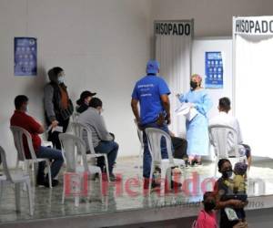 La aplicación de las pruebas PCR en los centros de triaje funciona mediante citas. Los médicos determinan a quienes aplicarle la prueba y lo agendan para el siguiente día o dentro de dos días. Foto: Marvin Salgado/El Heraldo