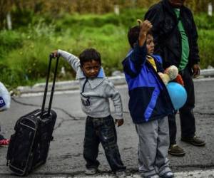 Decenas de menores viajan solos, otros viajan con sus padres hacia Estados Unidos. Foto: Agencia AFP