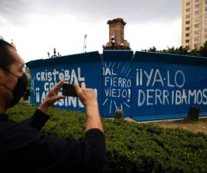 A diferencia de otras ciudades en donde se han derribado monumentos en honor al explorador del siglo XV, en la Ciudad de México, la estatua de bronce que data del siglo XIX fue levantada de su pedestal por una grúa y retirada para su restauración. Foto: AP