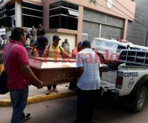 Los familiares llevaron un ataúd hasta la morgue capitalina para recoger los restos de la víctima. Foto: Estalin Irías.