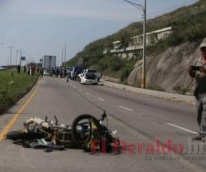 En la escena se evidenciaba desde dónde el pesado automotor arrastró al joven con su motocicleta. Foto y video: Emilio Flores/ EL HERALDO.