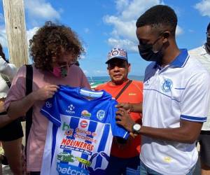 Luisito Comunica ya tiene su camiseta del Victoria, llevándose así un recuerdo muy especial del fútbol de Honduras.