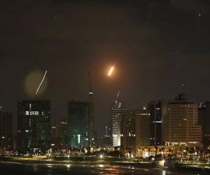 Irán amenaza a tropas de Estados Unidos y anuncia nuevos ataques contra objetivos israelíes.