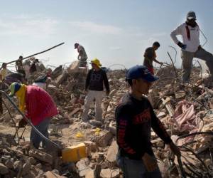 Los expertos dicen que una persona sin heridas graves puede sobrevivir hasta una semana bajo los escombros.