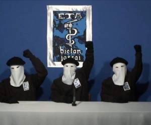 Catalogada como grupo terrorista por la Unión Europea, ETA mató en atentados con bomba o tiros en la nuca a políticos, policías, militares, juristas y civiles, y también recurrió a secuestros y extorsiones.