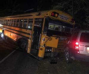 La parte frontal del bus quedó incrustada en la camioneta a la orilla de la carretera de El Progreso.
