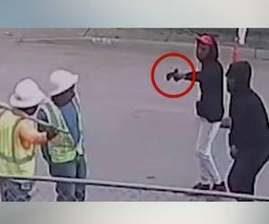 Momento en que los asaltantes llegan hasta donde están los albañiles en labores.