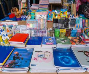 Uniformes escolares en tallas infantiles y juveniles se mantienen estables, y las calcetas y mochilas tienen precios pensados para todos los bolsillos.