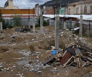 Vendedores del mercado San Isidro aseguran que la obra quedó a medias y sin explicación, mientras sus ingresos caen por la falta de clientes.