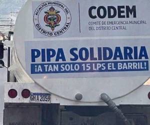 Residentes de La Era y sectores cercanos aseguran que se cobra 15 lempiras por barril de agua en cisternas, mientras la alcaldía sostiene que el servicio es gratis.
