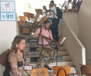 Los jóvenes quitaron las sillas que obstaculizaban los pasillos de los edificios. Foto: Cortesía Hoy Mismo