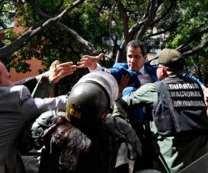 Juan Guaidó mientras intenta ingresar a la unicameral Asamblea Nacional. Foto: Agencia AFP.