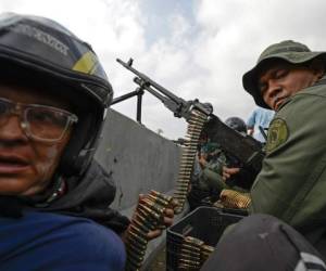 Los soldados que se unieron al líder opositor venezolano Juan Guaidó toman posición durante los enfrentamientos con miembros de la guardia nacional bolivariana leal al presidente Nicolás Maduro. (Foto: AFP)