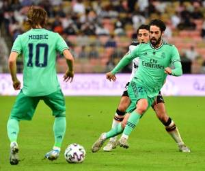 Isco ante la mirada del balón que conducía Luka Modric. (AFP)