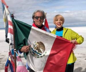 La última imagen que Lorenzo Lazo compartió junto a Edith González fue una correspondiente a un viaje que la pareja hizo a Bolivia. Ambos posan junto a la bandera mexicana.
