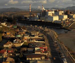 (ARCHIVOS) Foto aérea de archivo tomada el 1 de octubre de 2019 de la central termoeléctrica AES Gener en Puchuncaví, Región de Valparaíso, Chile. Al menos 75 personas, incluidos unos 50 escolares, resultaron intoxicadas por los altos niveles de contaminación en las zonas de industria pesada de Quintero y Puchuncaví, consideradas “zonas de sacrificio ambiental”.