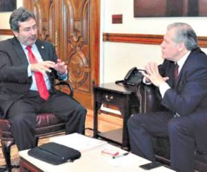 Juan Jiménez Mayor y Luis Almagro, secretario general de la OEA, en la reunión de los primeros 30 días de la Maccih.