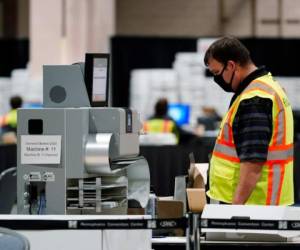Un empleado electoral escanea boletas en la elección estadounidense de 2020 en el Centro de Convenciones de Filadelfia, Pennsylvania, 3 de noviembre de 2020.