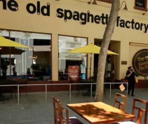 Una mujer sale del restaurante Old Spaghetti Factory, el lunes 6 de julio de 2020, en San José, California. Foto: AP
