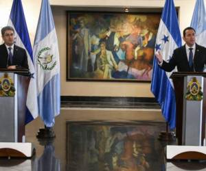 El presidente de Honduras, Juan Orlando Hernández, y su homólogo de Guatemala Jimmy Morales. Foto: Agencia AFP
