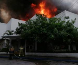 Las llamas rápidamente consumieron gran parte del mercado Guamilito. Fotos cortesía: Bomberos de Honduras.