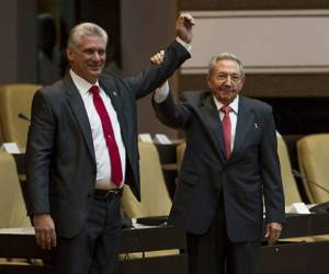 Imagen publicada por el sitio web oficial cubano www.cubadebate.cu que reprende al saliente presidente cubano Raúl Castro (R) alzando el brazo del nuevo presidente de Cuba, Miguel Díaz-Canel.