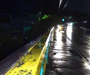 Equipos de rescate buscan a una mujer desaparecida en una quebrada del Distrito Central tras ser reportada su caída desde su vivienda.