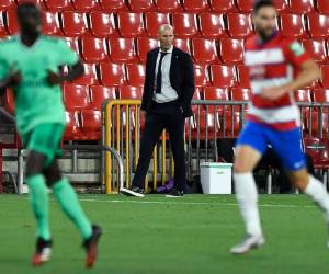 El entrenador francés del Real Madrid Zinedine Zidane (C) observa durante el partido de fútbol de la liga española Granada FC vs Real Madrid CF en el estadio Nuevo Los Carmenes en Granada. Foto: Agencia AFP.