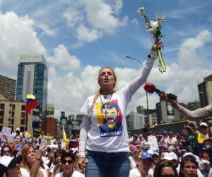 La esposa de Leopoldo López, Lilian Tintori, encabezó una marcha de mujeres venezolanas contra la 'represión' y 'por la paz' (Foto: Agencia AFP)