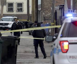 Policías trabajan en la zona donde murió Adam Toledo, de 13 años, tras disparos de policías, en Chicago, el 29 de marzo de 2021. Foto:AP