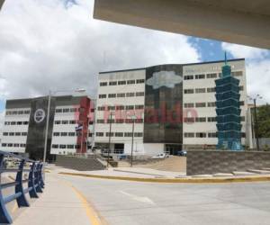 La fachada frontal del edificio donde funciona la Empresa Nacional de Energía Eléctrica (ENEE) en la capital de Honduras.