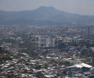 Así luce la capital, bajo una densa capa de bruma.