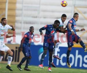 Marco Tulio Vega y Wilmer Crisanto tienen ganando a Motagua 2-0 en el Nacional de Tegucigalpa.